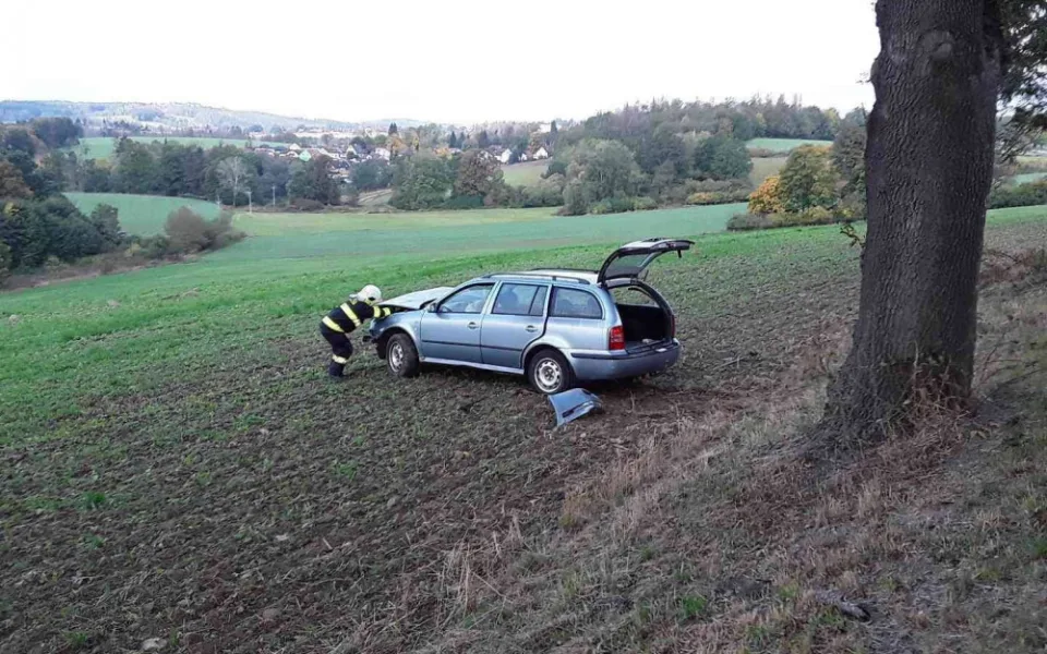 Dopravní nehoda na Humpolecké ulici: Auto skončilo mimo vozovku, jeden člověk se zranil