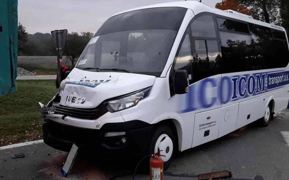Autobus se srazil s náklaďákem. Naštěstí se nikdo nezranil