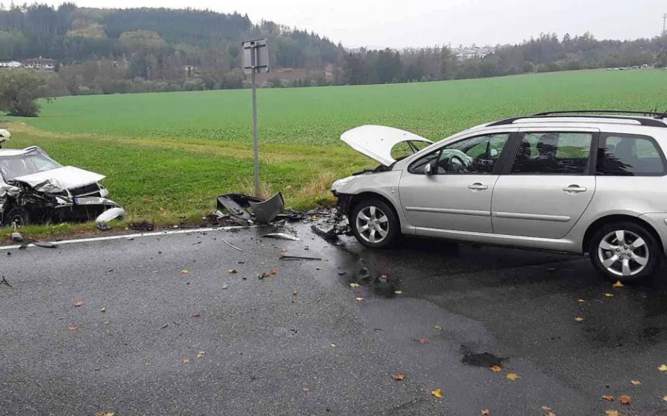 Hasiče u Polné zaměstnala nehoda dvou osobáků. Jeden člověk skončil v péči lékařů