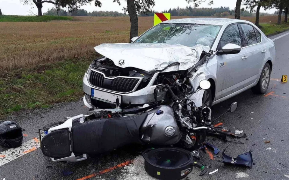 Další úterní nehoda na Vysočině: U Radňovic se srazil osobák s motorkou, zasahoval vrtulník