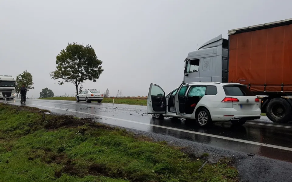 Navečer se bouralo i u Štoků. Dopravu na místě stále řídí policisté
