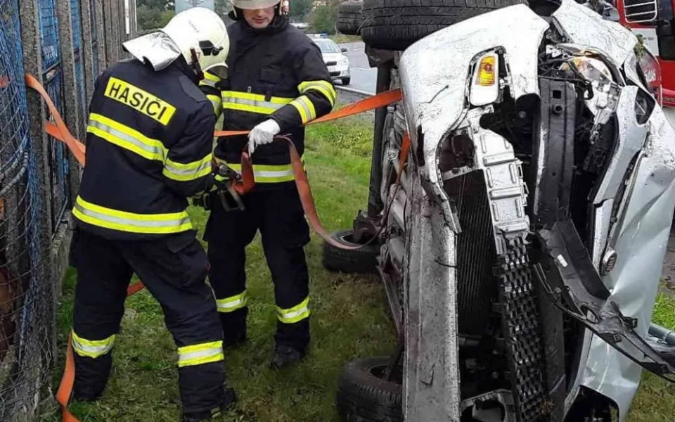  Řidička skončila se svým osobním autem na boku a zranila se