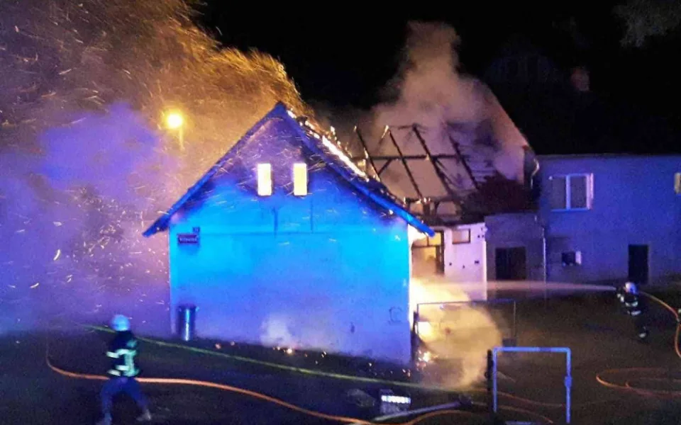 Hasiči bojovali s požárem stodoly. Před plameny uchránili rodinný dům 