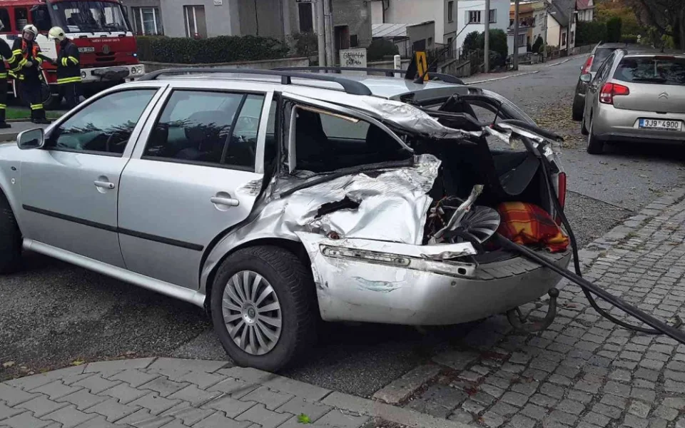 V Třebíči se dnes srazil vlak s osobním autem. Nikdo nebyl zraněn