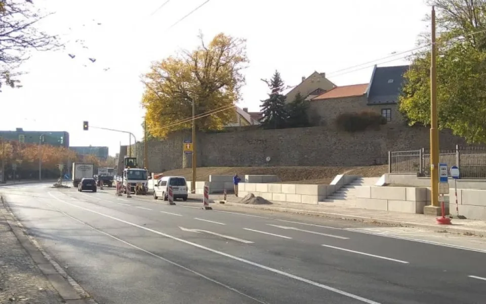 Zastávka u Cityparku už slouží MHD. Její betonová podoba však trápí nejen jihlavského náměstka