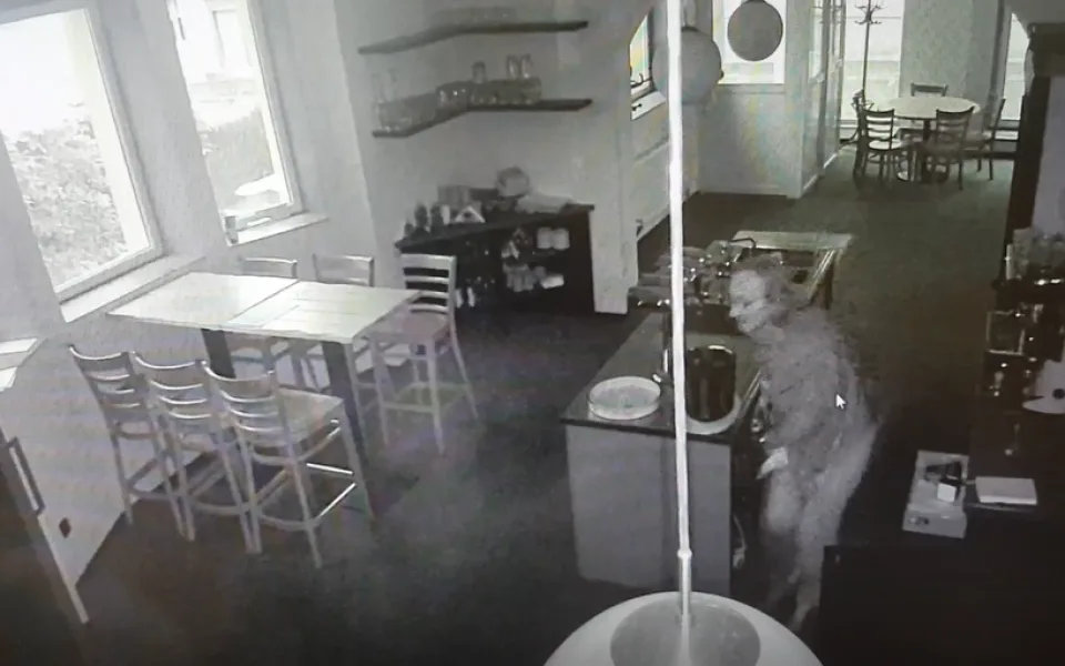 Zloděj se vloupal do restaurace a ukradl peníze i s trezorem. Není vám povědomý? 