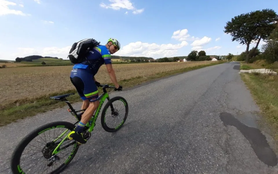Cyklisté pro hospic našlapali více než 500 kilometrů. Přidal se i horolezec Radek Jaroš 