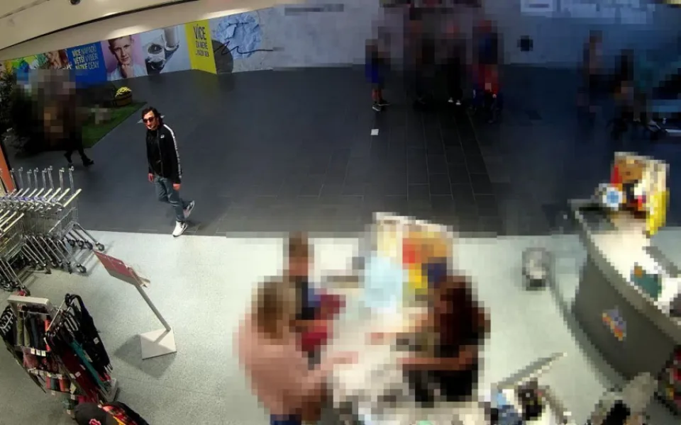 Drogerii v Cityparku navštívili zloději. Policie hledá dva muže na záznamu z kamery