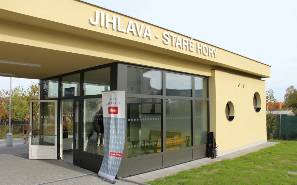 Cestujícím v Jihlavě slouží nový dopravní terminál. Nabízí toalety, automat i cykloboxy