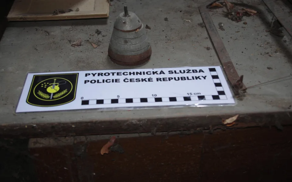 Lidé v Kamenici našli při vyklízení půdy podezřelé věci. Pyrotechnik je odborně zlikvidoval