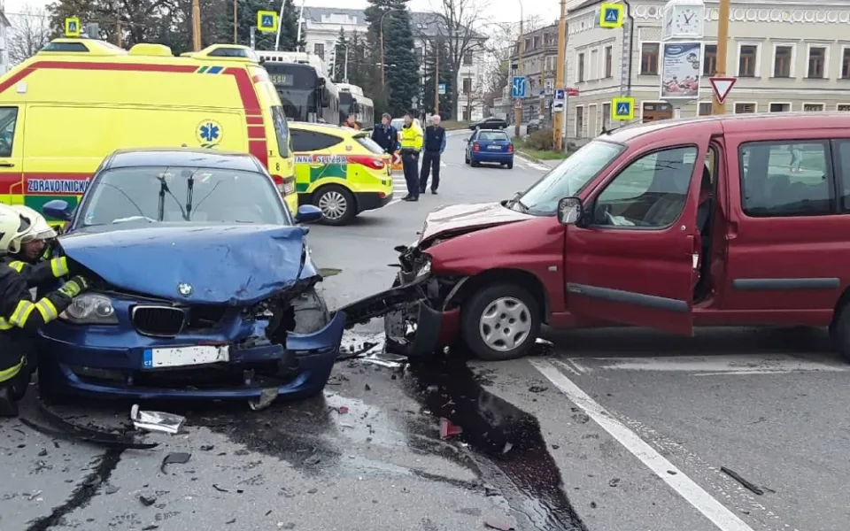 Odpolední nehoda u "odboráku" si vyžádala tři zraněné. Křižovatka je neprůjezdná