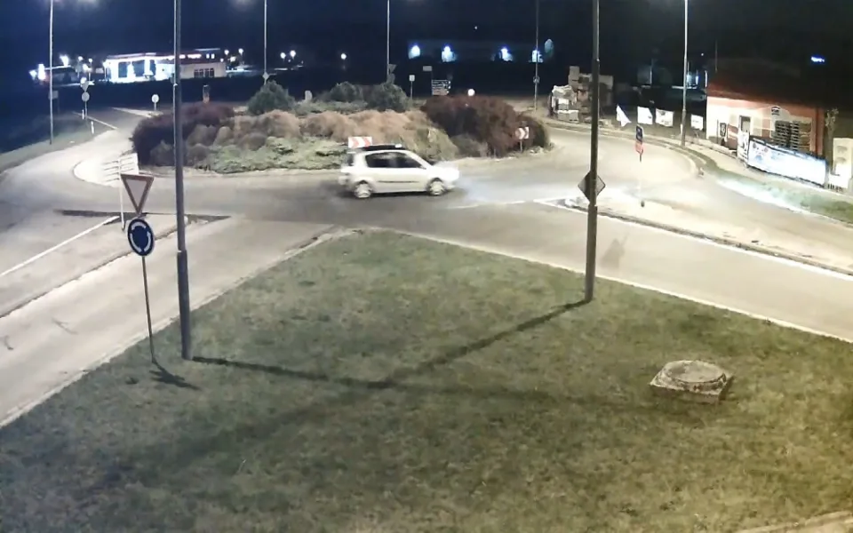 Šestnáctiletého mladíka, který byl nalezený mrtvý u silnice, zřejmě srazilo auto. Policie hledá svědky