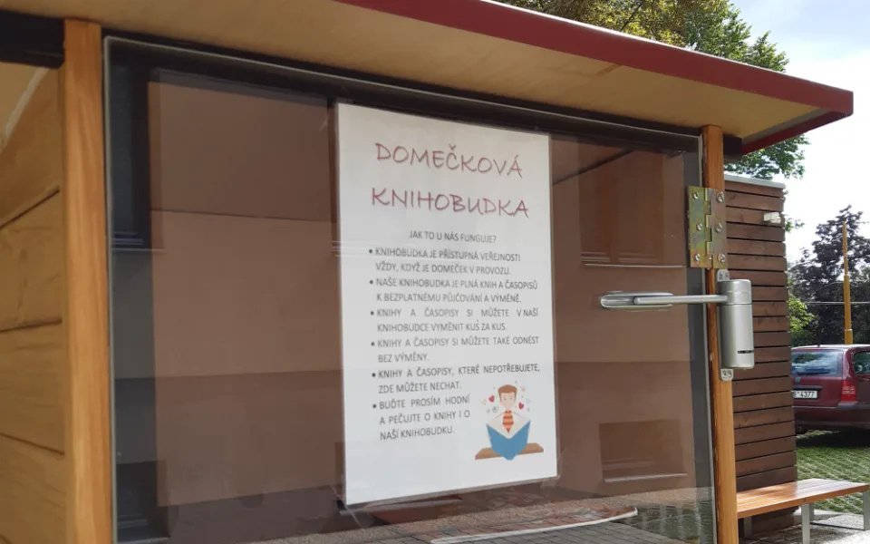 Jihlavský dům dětí a mládeže má svou knihobudku. Nabízí čtení pro děti i dospělé