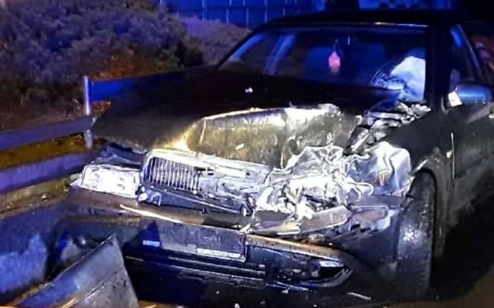 Výsledkem střetu osobáku s dodávkou je jeden zraněný člověk. Skončil v péči zdravotníků
