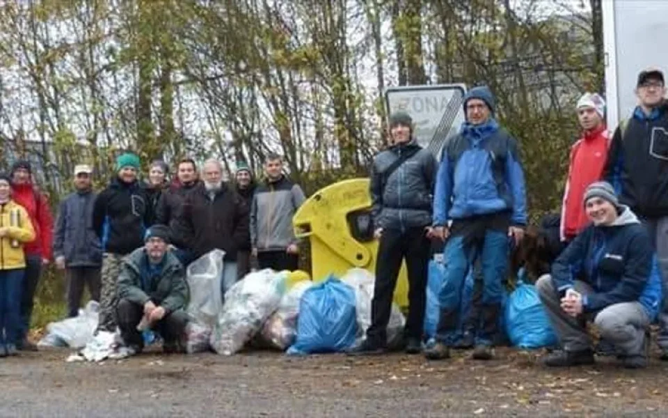 Dobrovolníci v sobotu uklidili 180 kilogramů odpadu z okolí městského nádraží a Keťásku