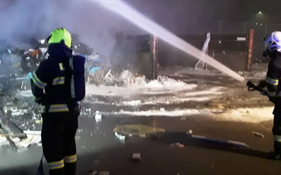 Hasiči zasahují u požáru skládky. Doporučujeme nevětrat, radí lidem v rozhlase