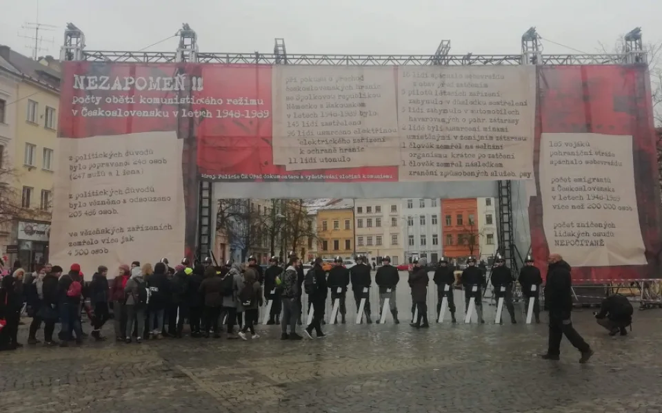 Svoboda není samozřejmost. Třicet let od sametové revoluce připomínají kordony i Zeď svobody
