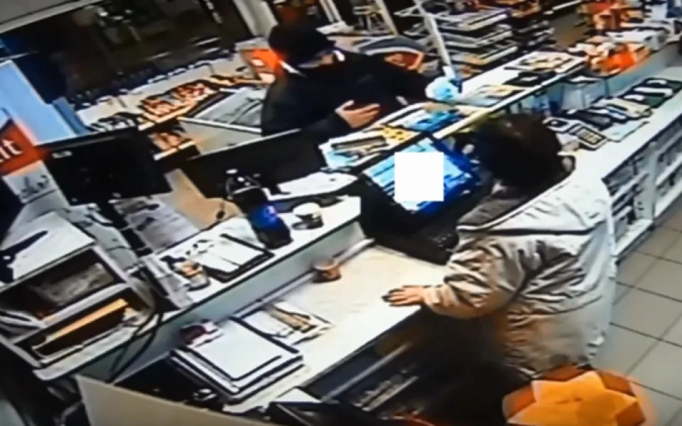 Loupež na třebíčské benzince. Ozbrojený zloděj vylákal z obsluhy několik tisíc