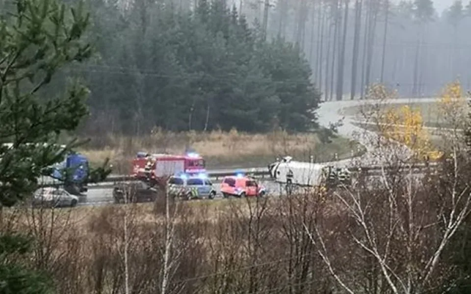 Nehoda dodávky a osobáku blokovala hlavní tah na Brod. Jeden člověk se zranil