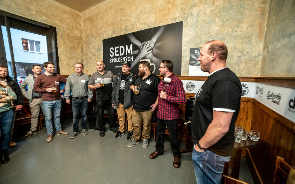 Sedm sládků spojilo síly. Výsledkem je ležák z unikátního chmele