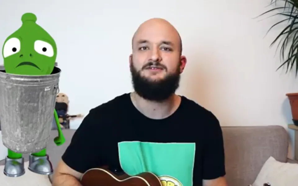 Pokáč se v novém minisongu pustil do zeleného maskota Alzy