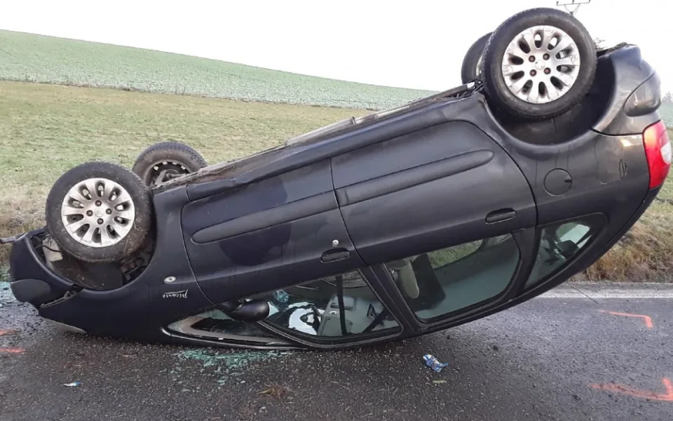 U Větrného Jeníkova došlo k nehodě. Dva lidé v Citroenu skončili převrácení na střechu