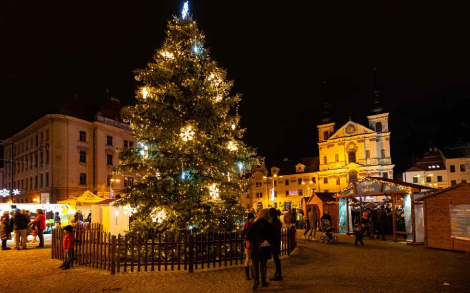 V Jihlavě začal adventní čas. Masarykovo náměstí rozsvítilo vánoční stromek