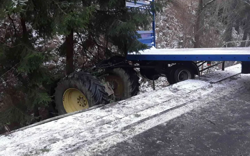 Sníh komplikuje cestování v kraji. Za Jimramovem boural traktorista, spadl pod most