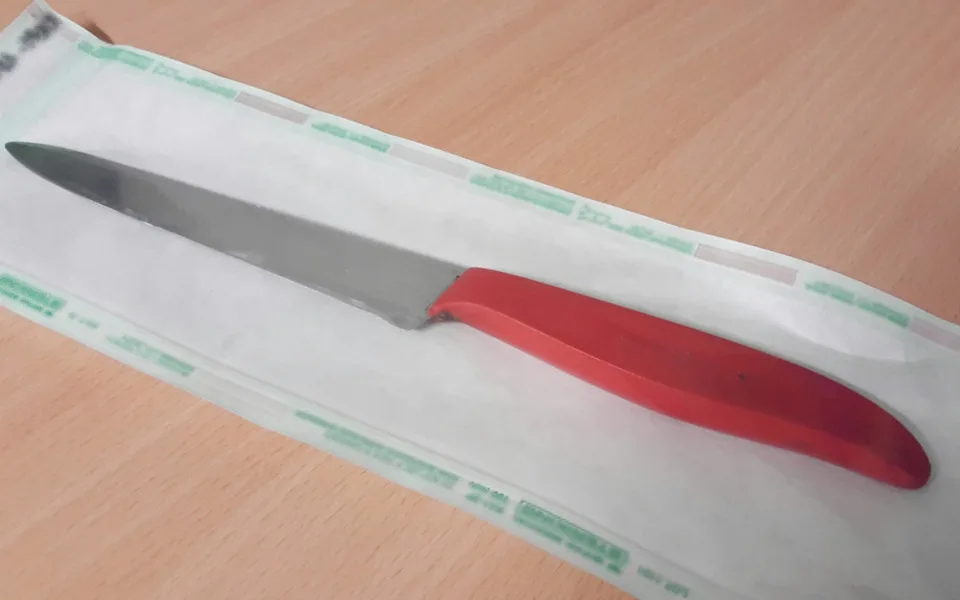 Opilý násilník na jihlavské ubytovně napadl jiného muže. Pobodal ho kuchyňským nožem