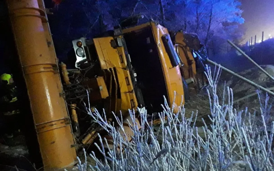 Kuriózní nehoda na dálnici. Na 118. kilometru směrem na Brno skončil sypač v příkopu