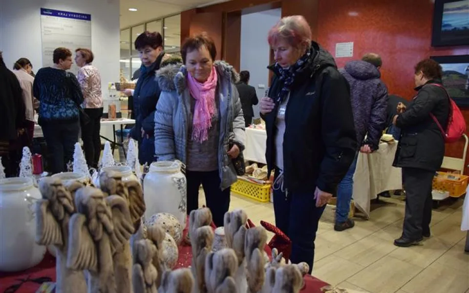 Krajský úřad po roce oživily Barevné Vánoce. Nejrychleji zmizelo cukroví a teplý punč