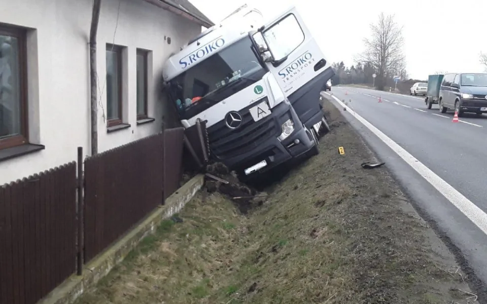 Nákladní auto s papírem narazilo do rodinného domu. Provoz je řízen kyvadlově