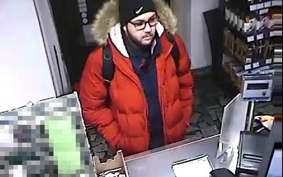 Našel ztracenou peněženku a okamžitě začal utrácet. Identifikuje veřejnost podezřelého?