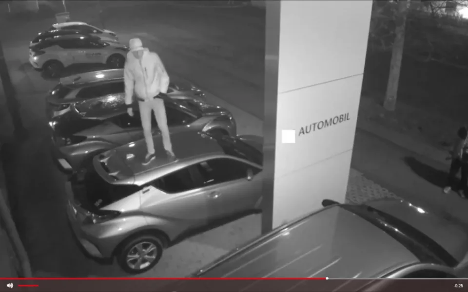 Tak to bylo rychlé! Policie po pár hodinách identifikovala tři po autech skákající mladíky