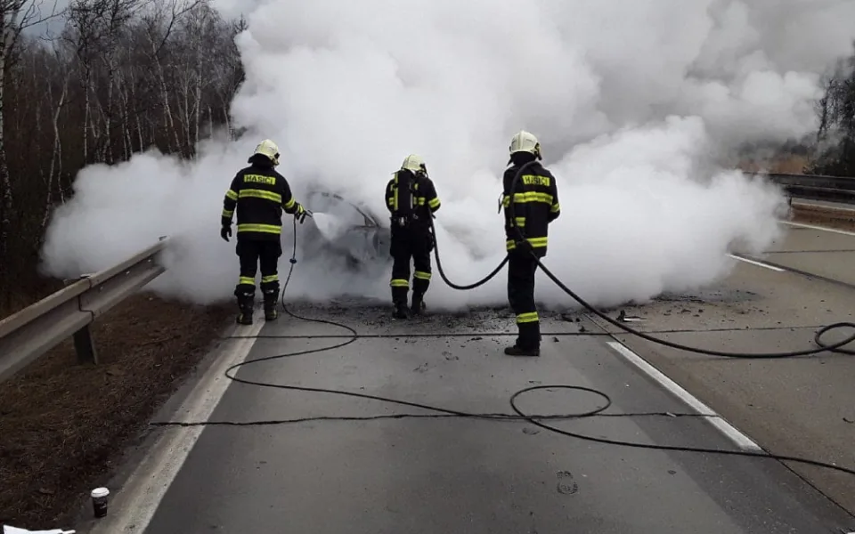 Na 132. kilometru dálnice hoří osobní vozidlo, směr na Prahu je neprůjezdný