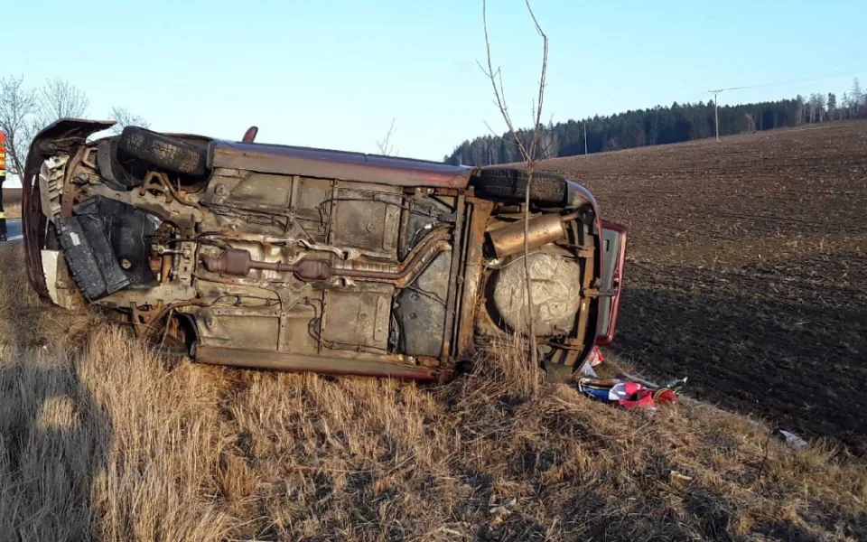 Osobní auto skončilo na boku. Nehoda se naštěstí obešla bez zranění 