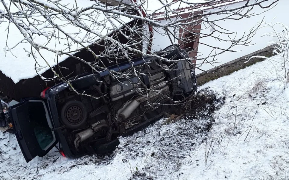 Záchranné složky vyjížděly k nehodě u Arnolce. Osobní auto skončilo mimo vozovku