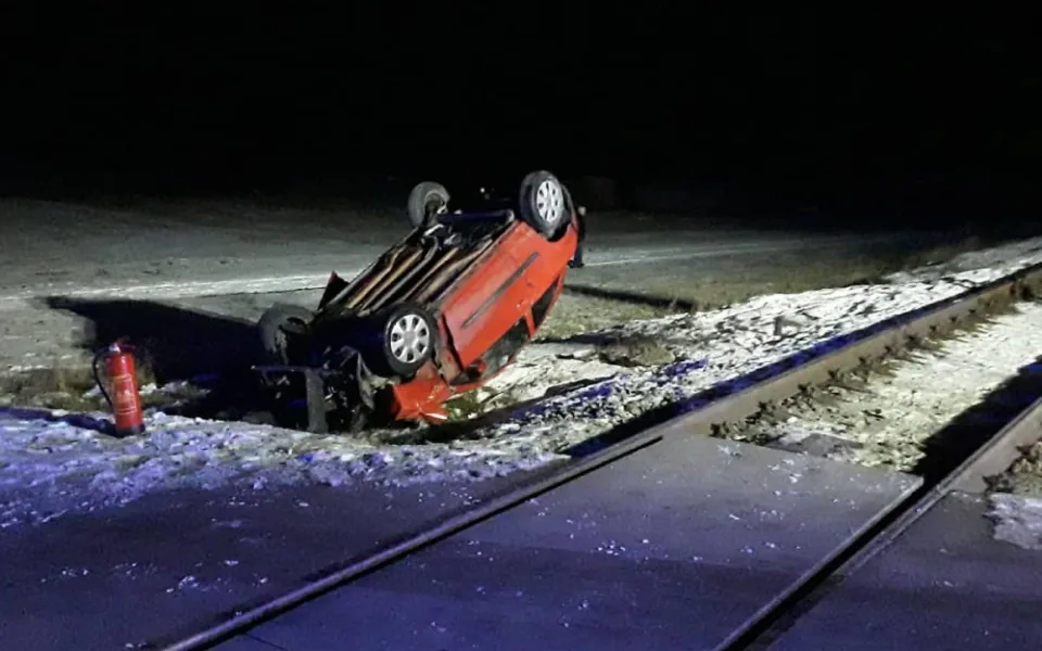 V Budišově se střetl osobní vlak s vozidlem, trasa je neprůjezdná