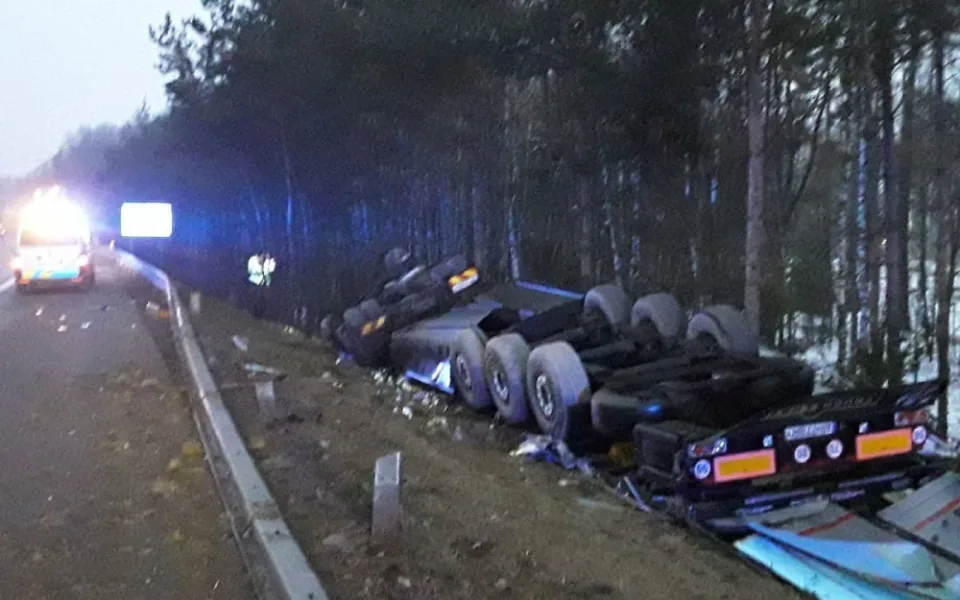 U dálničního sjezdu na Jihlavu se převrátil kamion, došlo k velkému úniku nafty
