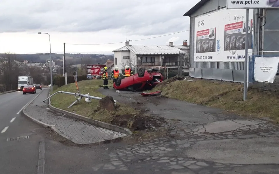 Řidička osobního auta se zranila během nehody. Došlo k poškození pouliční lampy