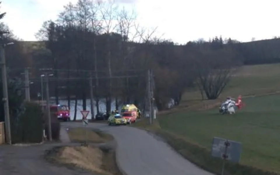 Auto v Rantířově narazilo do stromu. Vrtulník transportoval ženu do brněnské nemocnice