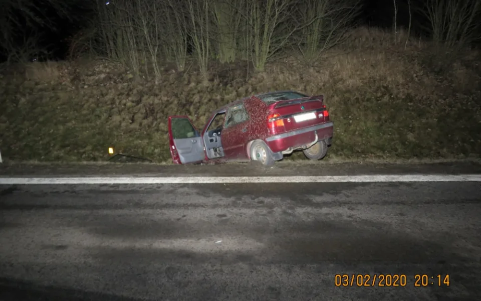 Neznámý zloděj ukradl auto a boural s ním. Neviděli jste ho na silnici nebo při nehodě?