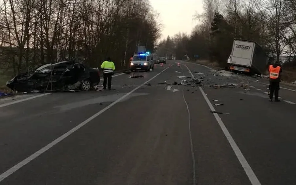 Třicetiletý řidič nepřežil střet s náklaďákem. Na místě podlehl svým zraněním