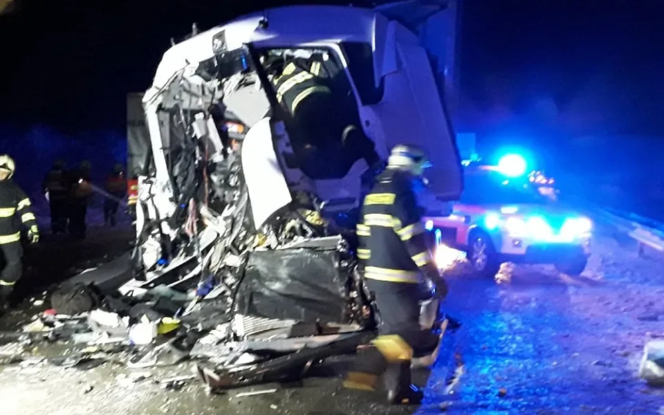 Nehoda dvou kamionů na 103. kilometru dálnice ochromila dopravu směrem na Brno