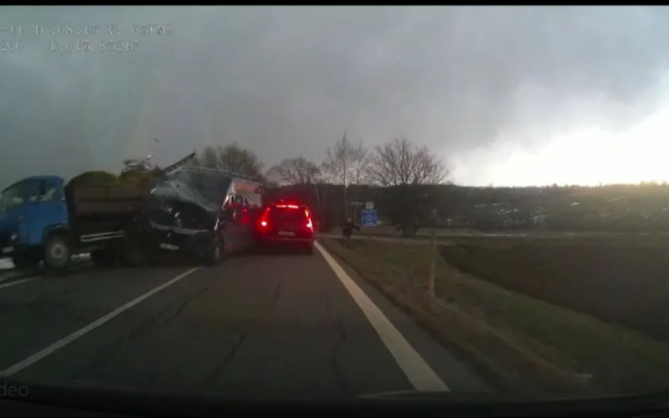 Muž se nevěnoval řízení a narazil do odstaveného náklaďáku. Dva lidé se zranili