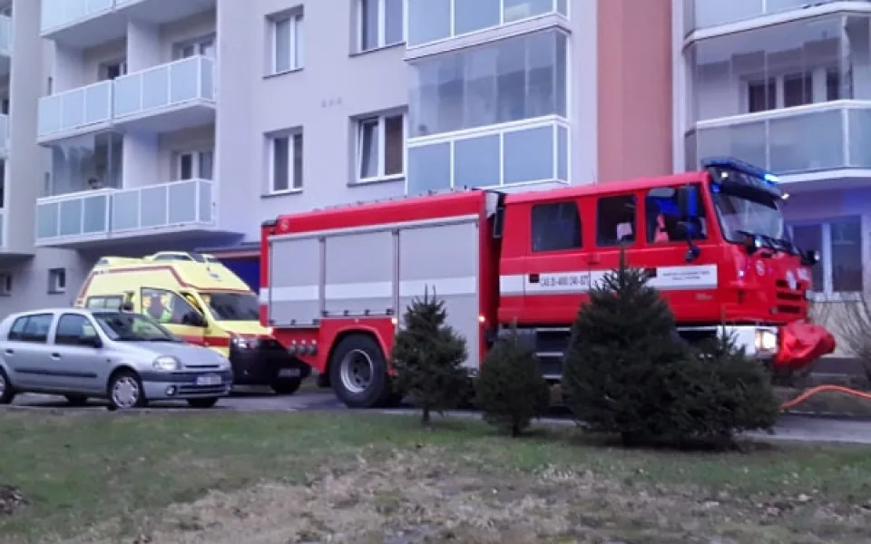 Mladý muž se při požáru bytu nadýchal zplodin. Byl převezen na novoměstské ARO
