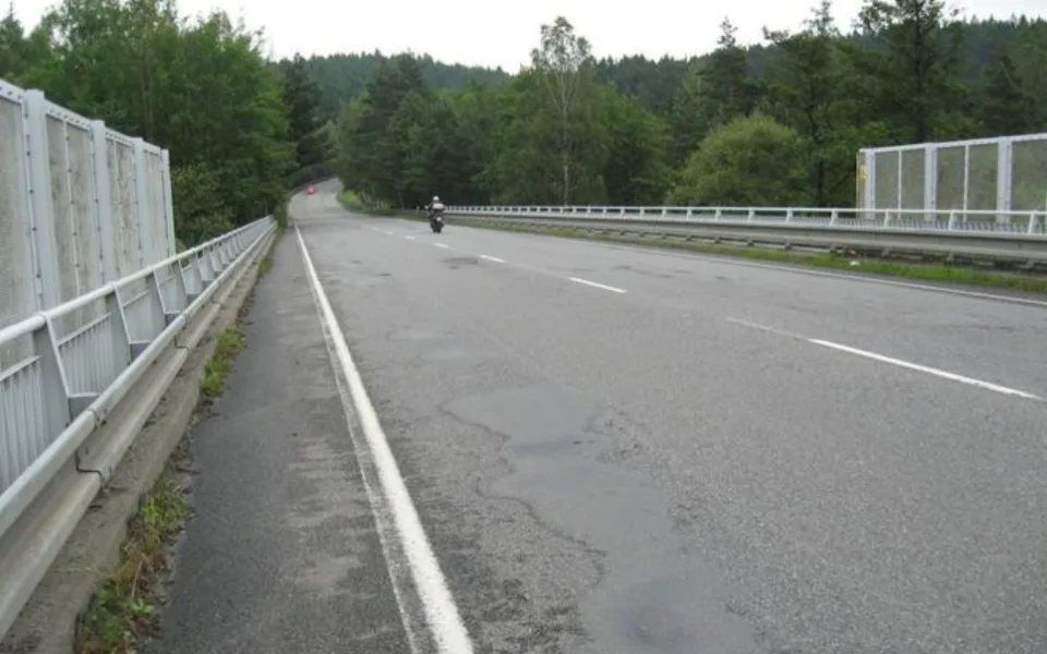 Řidiče od dubna čeká další objížďka. Kvůli stavbě nového mostu u Dvorců na Jihlavsku