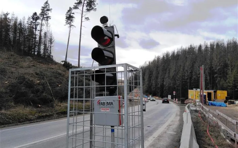 Dopravu na stavbě obchvatu Velkého Beranova začaly řídit inteligentní semafory