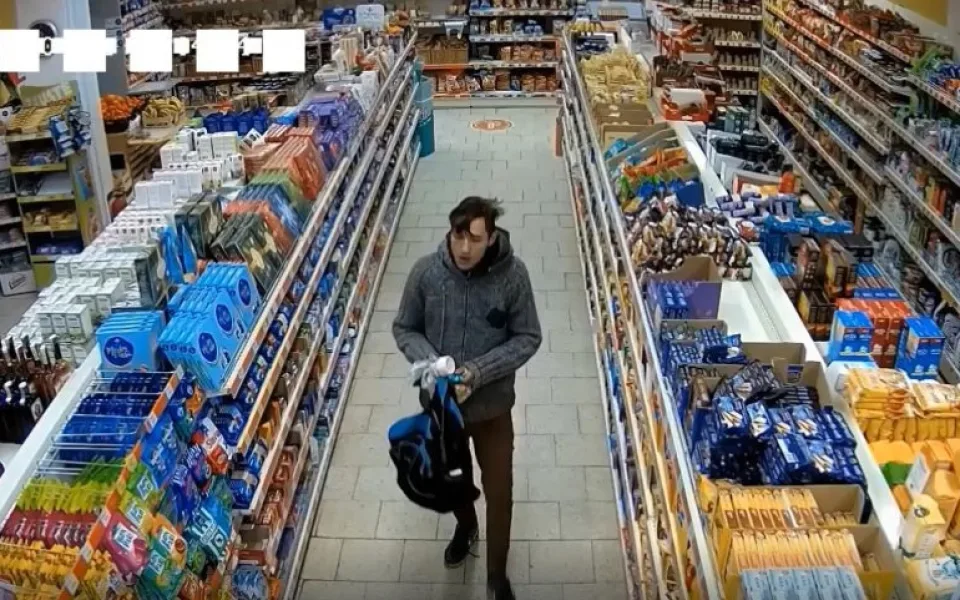 PÁTRÁNÍ: Seniorka si odložila peněženku na parapet, neznámý pachatel ji hbitě ukradl