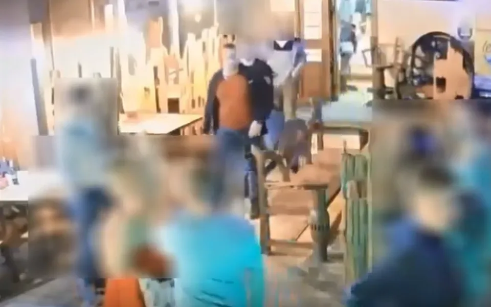 Fyzické napadení v jihlavském podniku. Policie hledá muže na záznamu
